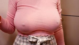 【爆乳なのにノーブラなのがエロすぎて最高に抜ける】巨乳チアガールがロッカールームで男を誘惑して立ちクンニ