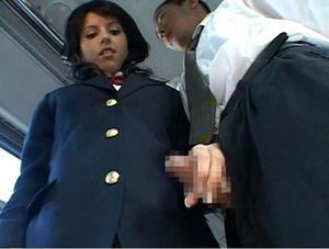 【外国人痴女女子校生】巨乳外国人女子校生がバスの中で背後の男のチンポ触りフェラし自分でまんこ触りながら発射させる