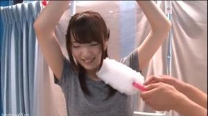 【MM号で声我慢】「30人…です//」美少女をMM号の中で彼氏外出待たせエッチなインタビューし拘束されながらくすぐられる